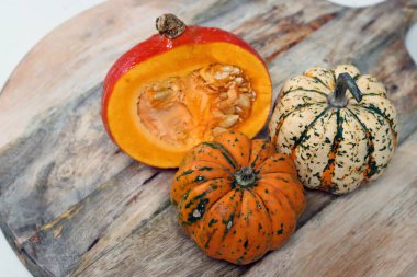 Ahşap arka planda fotokopi alanı olan balkabakları. Organik mevsimlik sebzeler fotoğraf çeker. Masadaki dekoratif kabak çok güzel.. 