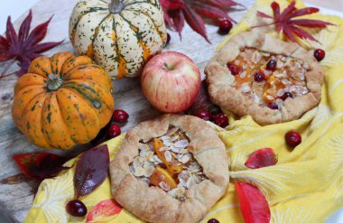 Masada mini kabaklı turtalar. Sonbahar pastası ve mevsimlik sebzeli en iyi manzara fotoğrafı. Yemek, natürmort. 