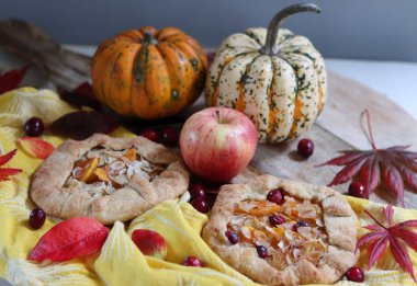 Masada mini kabaklı turtalar. Sonbahar pastası ve mevsimlik sebzeli en iyi manzara fotoğrafı. Yemek, natürmort. 