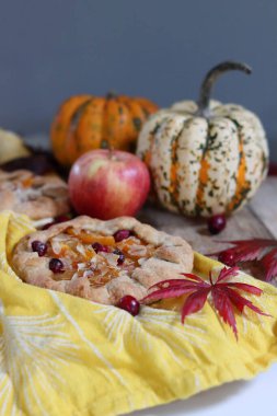 Masada mini kabaklı turtalar. Sonbahar pastası ve mevsimlik sebzeli en iyi manzara fotoğrafı. Yemek, natürmort. 