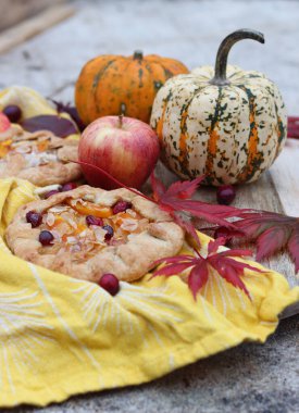 Masada mini kabaklı turtalar. Sonbahar pastası ve mevsimlik sebzeli en iyi manzara fotoğrafı. Yemek, natürmort. 