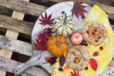 Masada mini kabaklı turtalar. Sonbahar pastası ve mevsimlik sebzeli en iyi manzara fotoğrafı. Yemek, natürmort. 