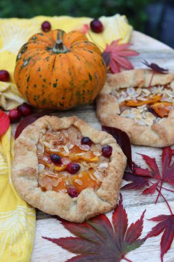 Tarçınlı kabak galetaları ve tahta kesme tahtasının üzerinde bal. Lezzetli sonbahar tatlısının en iyi görüntüsü.. 