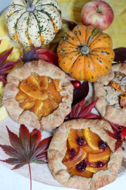 Tarçınlı kabak galetaları ve tahta kesme tahtasının üzerinde bal. Lezzetli sonbahar tatlısının en iyi görüntüsü.. 