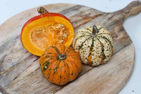 Lindo Squash Close Foto Cabaça Decorativa Uma Mesa Colheita Outono — Fotografia de Stock