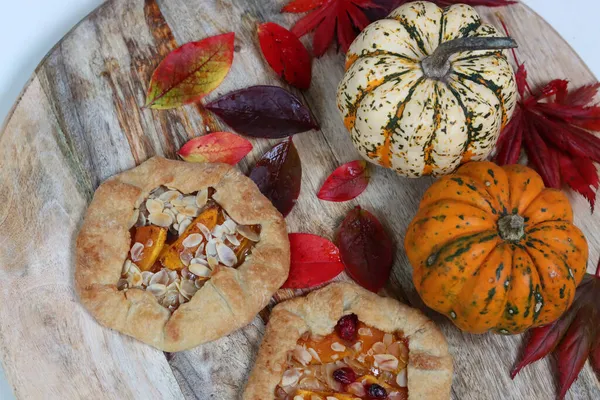 Masada mini kabaklı turtalar. Sonbahar pastası ve mevsimlik sebzeli en iyi manzara fotoğrafı. Yemek, natürmort. 