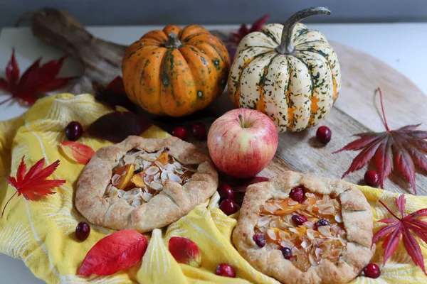Masada mini kabaklı turtalar. Sonbahar pastası ve mevsimlik sebzeli en iyi manzara fotoğrafı. Yemek, natürmort. 