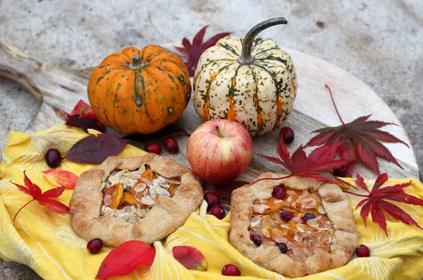 Masada mini kabaklı turtalar. Sonbahar pastası ve mevsimlik sebzeli en iyi manzara fotoğrafı. Yemek, natürmort. 