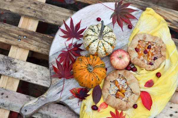 Masada mini kabaklı turtalar. Sonbahar pastası ve mevsimlik sebzeli en iyi manzara fotoğrafı. Yemek, natürmort. 