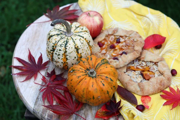Tarçınlı kabak galetaları ve tahta kesme tahtasının üzerinde bal. Lezzetli sonbahar tatlısının en iyi görüntüsü.. 