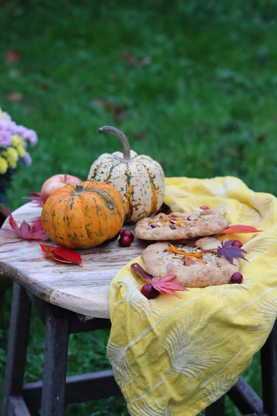 用肉桂和蜂蜜在木制切菜板上的南瓜片 美味可口的秋季甜点头像 — 图库照片