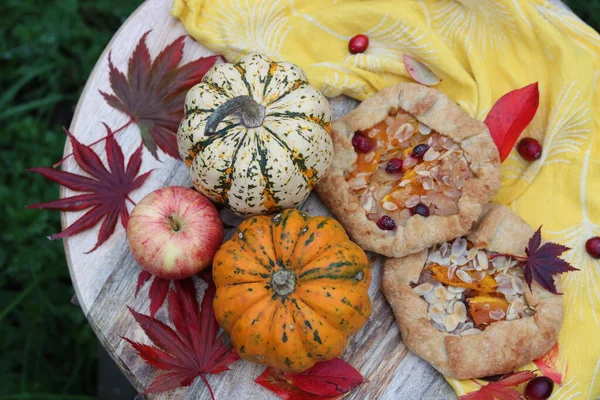 Tarçınlı kabak galetaları ve tahta kesme tahtasının üzerinde bal. Lezzetli sonbahar tatlısının en iyi görüntüsü.. 