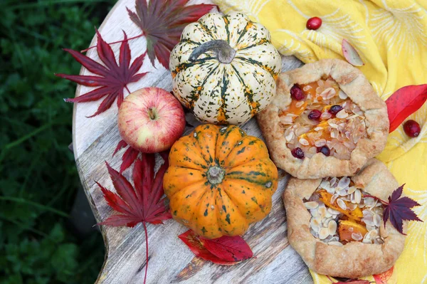 Tarçınlı kabak galetaları ve tahta kesme tahtasının üzerinde bal. Lezzetli sonbahar tatlısının en iyi görüntüsü.. 