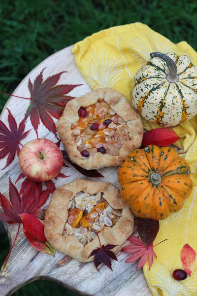 Tarçınlı kabak galetaları ve tahta kesme tahtasının üzerinde bal. Lezzetli sonbahar tatlısının en iyi görüntüsü.. 
