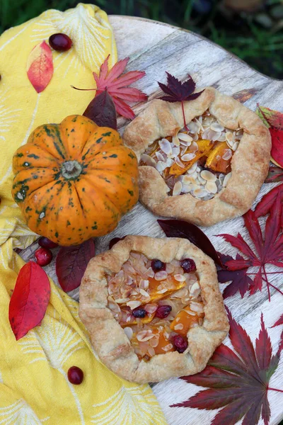 Tarçınlı kabak galetaları ve tahta kesme tahtasının üzerinde bal. Lezzetli sonbahar tatlısının en iyi görüntüsü.. 