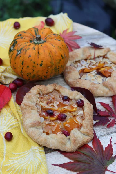 Masadaki kabak galetalarının ve kabakların renkli bir fotoğrafı. Mevsimlik sebzeler ve hamur işleriyle dolu natürmort. Taze konsept yemek. 