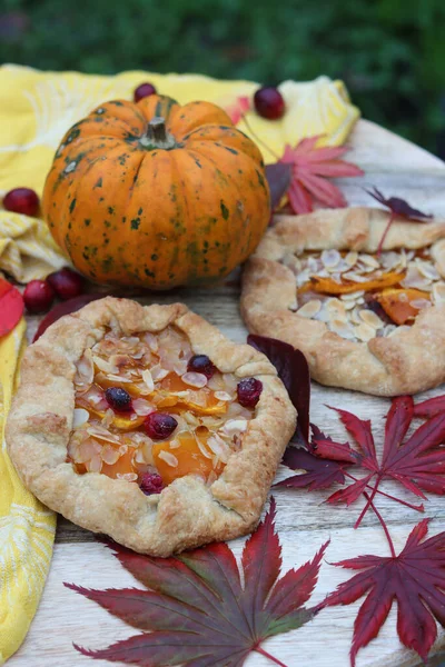 Masadaki kabak galetalarının ve kabakların renkli bir fotoğrafı. Mevsimlik sebzeler ve hamur işleriyle dolu natürmort. Taze konsept yemek. 