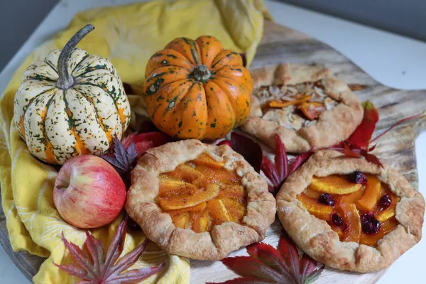 Tarçınlı kabak galetaları ve tahta kesme tahtasının üzerinde bal. Lezzetli sonbahar tatlısının en iyi görüntüsü.. 