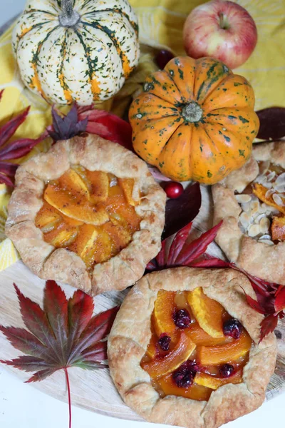 Tarçınlı kabak galetaları ve tahta kesme tahtasının üzerinde bal. Lezzetli sonbahar tatlısının en iyi görüntüsü.. 