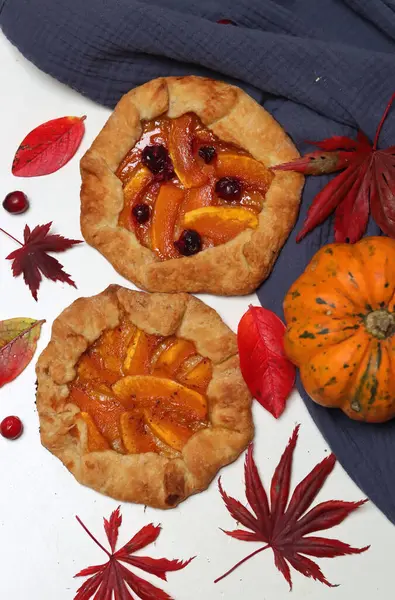 Masadaki kabak galetalarının ve kabakların renkli bir fotoğrafı. Mevsimlik sebzeler ve hamur işleriyle dolu natürmort. Taze konsept yemek. 