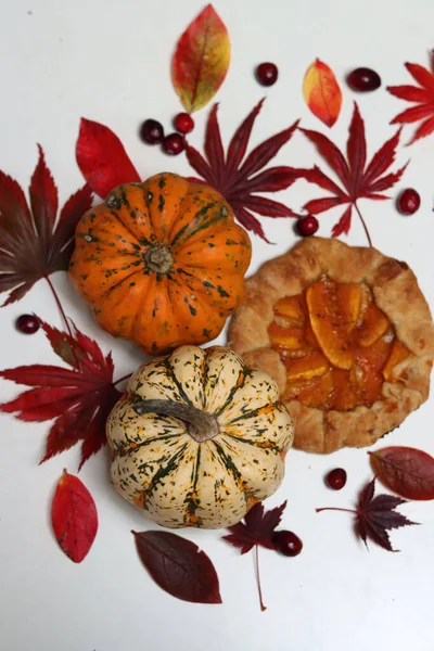 Masada bal ve tarçınlı kabak turtası. Mevsimlik sebzeler, ev yapımı hamur işleri. Kapalı fotoğraf. Gıda hala hayat. 
