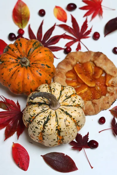 Las Galetas Calabaza Con Las Hojas Rojas Otoñales Sobre Mesa —  Fotos de Stock