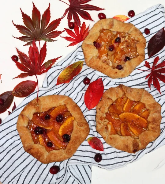 Kürbisgaletten Mit Roten Herbstblättern Auf Einem Tisch Weißer Hintergrund Herbstjahreseinnahmen — Stockfoto