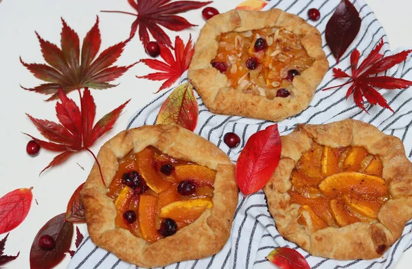 Masasında kırmızı sonbahar yaprakları olan balkabağı galetleri. Beyaz arka plan. Sonbahar sezonunun makbuzları. Sağlıklı beslenme konsepti. Şükran Günü menüsü fikirleri. Organik sebzeler.. 