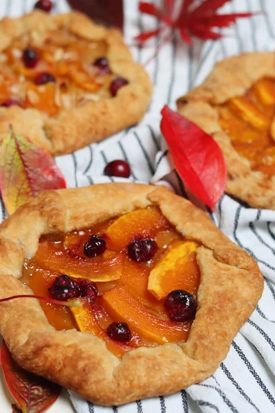 Masasında kırmızı sonbahar yaprakları olan balkabağı galetleri. Beyaz arka plan. Sonbahar sezonunun makbuzları. Sağlıklı beslenme konsepti. Şükran Günü menüsü fikirleri. Organik sebzeler.. 