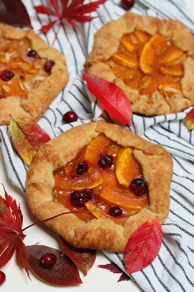 Masasında kırmızı sonbahar yaprakları olan balkabağı galetleri. Beyaz arka plan. Sonbahar sezonunun makbuzları. Sağlıklı beslenme konsepti. Şükran Günü menüsü fikirleri. Organik sebzeler.. 