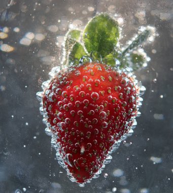 çilek suyu hava kabarcıkları ile. 