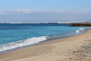 Deniz manzaralı güzel bir fotoğraf. Açık mavi deniz suyu. Fotoğrafı kapat. Sakin deniz, mavi gökyüzü, sakin manzara. Kumsalda sıcak bir gün.. 