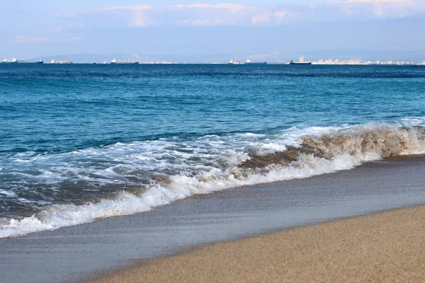 Όμορφη Φωτογραφία Θαλασσογραφία Καθαρά Καταγάλανα Νερά Κοντά Στη Φωτογραφία Ήρεμη — Φωτογραφία Αρχείου