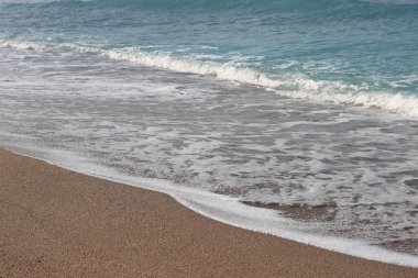 Deniz manzaralı güzel bir fotoğraf. Açık mavi deniz suyu. Fotoğrafı kapat. Sakin deniz, mavi gökyüzü, sakin manzara. Kumsalda sıcak bir gün.. 
