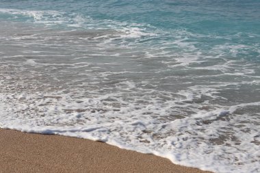 Deniz manzaralı güzel bir fotoğraf. Açık mavi deniz suyu. Fotoğrafı kapat. Sakin deniz, mavi gökyüzü, sakin manzara. Kumsalda sıcak bir gün.. 