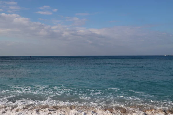 澄んだ青い海の水の写真を閉じます 穏やかな海 青い空 静かなシーン ビーチでの暖かい日 — ストック写真