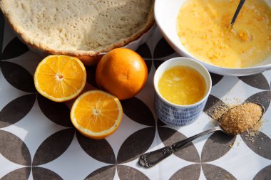 Portakallı turta yapıyorum. Masadaki taze malzemelerin en üst görüntüsü. Kek kabuğu, yumurta, portakal, esmer şeker. Fotoğrafı kapat.. 