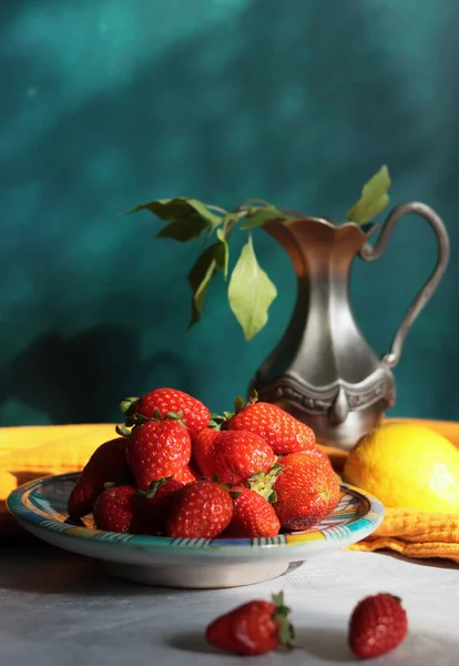 Vida Morta Colorida Com Morango Flores Conceito Alimentação Saudável Verão — Fotografia de Stock