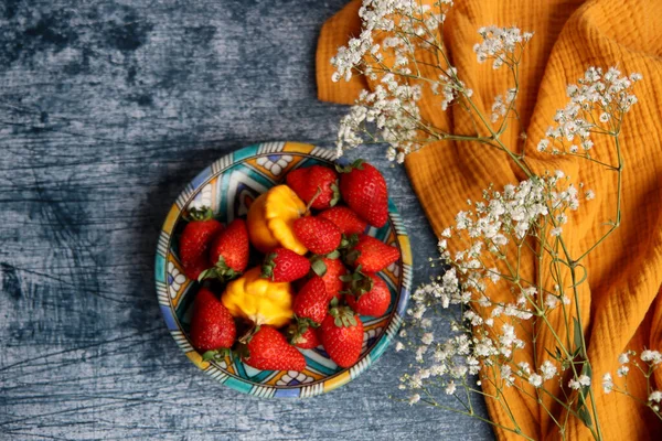 Vida Morta Colorida Com Morango Flores Conceito Alimentação Saudável Verão — Fotografia de Stock
