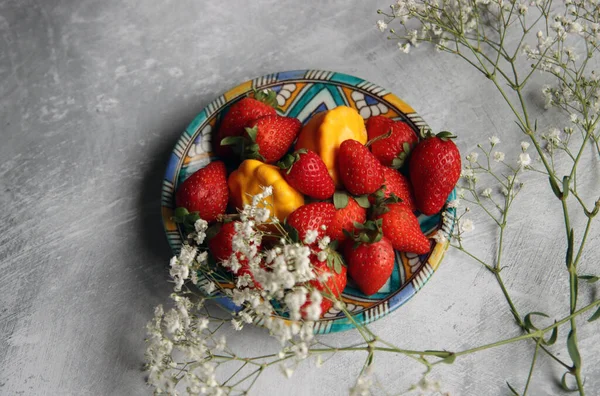 Still Life Photo Flowers Strawberries Beautiful Picture Fruit Flowers Table — Stock Photo, Image