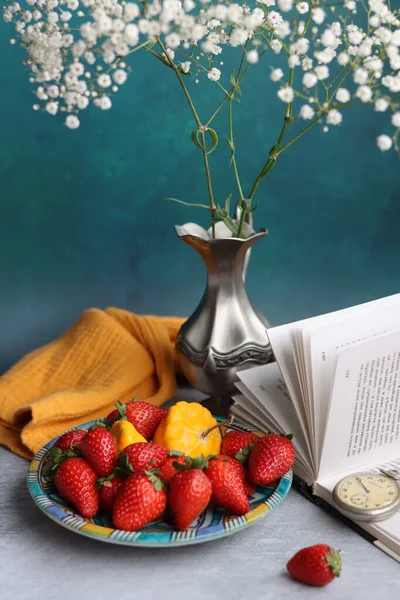Farbenfrohes Stillleben Mit Erdbeeren Und Blumen Konzept Für Gesunde Ernährung — Stockfoto