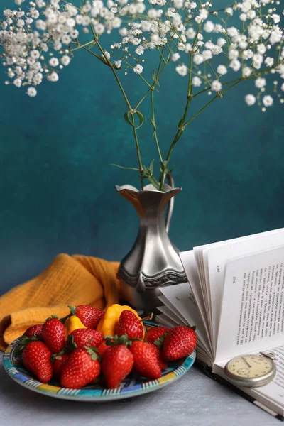 Stillleben Foto Mit Blumen Und Erdbeeren Schönes Bild Von Obst — Stockfoto