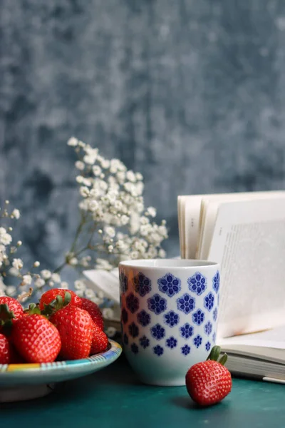 Farbenfrohes Stillleben Mit Erdbeeren Und Blumen Konzept Für Gesunde Ernährung — Stockfoto