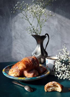 Hâlâ gümüş sürahi ile yaşıyorum. Retro nesnenin fotoğrafını kapat. Kopyalama alanı olan desenli arkaplan. 