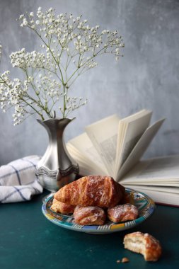 Hâlâ gümüş sürahi ile yaşıyorum. Retro nesnenin fotoğrafını kapat. Kopyalama alanı olan desenli arkaplan. 