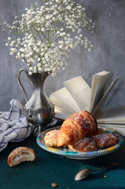 Hâlâ gümüş sürahi ile yaşıyorum. Retro nesnenin fotoğrafını kapat. Kopyalama alanı olan desenli arkaplan. 