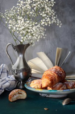 Masada güzel bir kahvaltı. Taze pişmiş kruvasanlar yakın plan fotoğraf. Gıda hala hayat. 