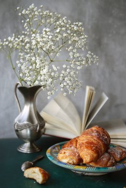 Hâlâ gümüş sürahi ile yaşıyorum. Retro nesnenin fotoğrafını kapat. Kopyalama alanı olan desenli arkaplan. 