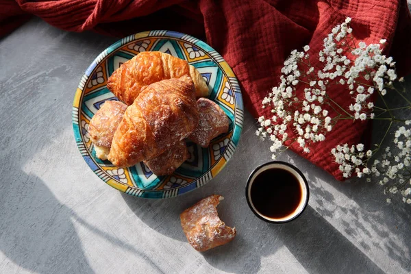 Seramik tabakta kruvasan. Pasta parçalarının fotoğrafını kapat. Tatlı yemek. Hayat fotoğrafı..  