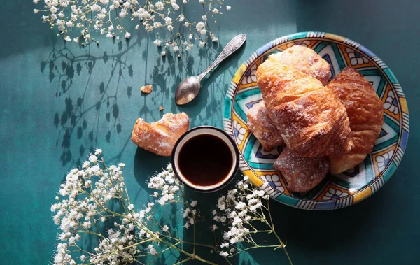 Frisch Gebackene Croissants Schwarzer Kaffee Und Zigeunerblumen Auf Tiefblauem Hintergrund — Stockfoto